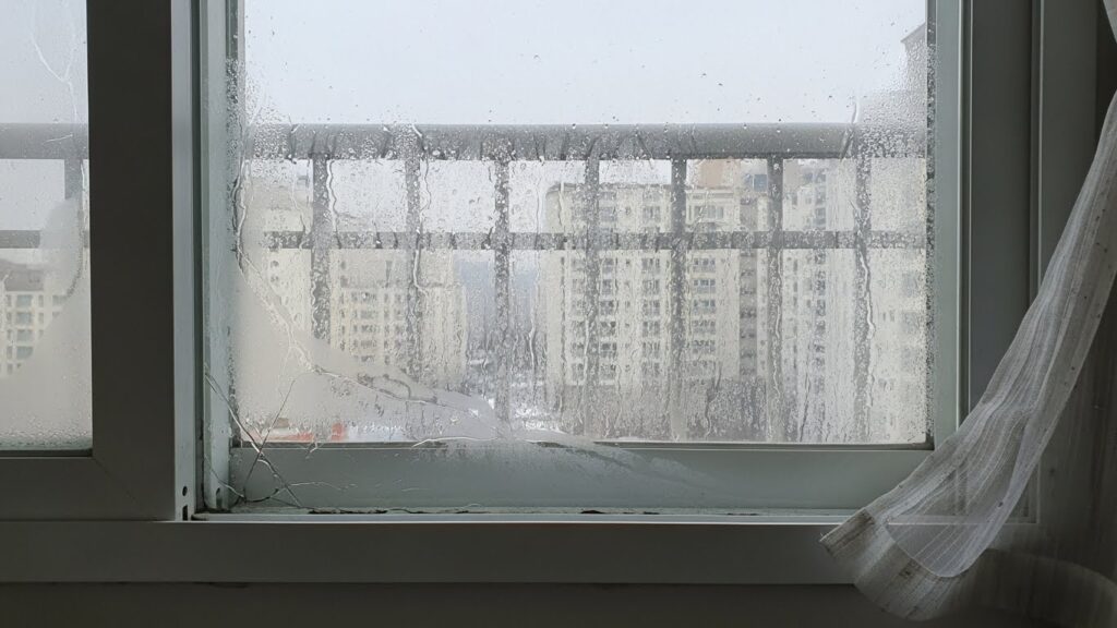 겨울 창문 외풍과 결로가 동시에 발생하는 창가 모습 실사 이미지