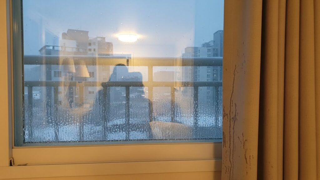 한국 아파트 겨울철 집안에서 외풍 결로가 일어나는 실사 이미지